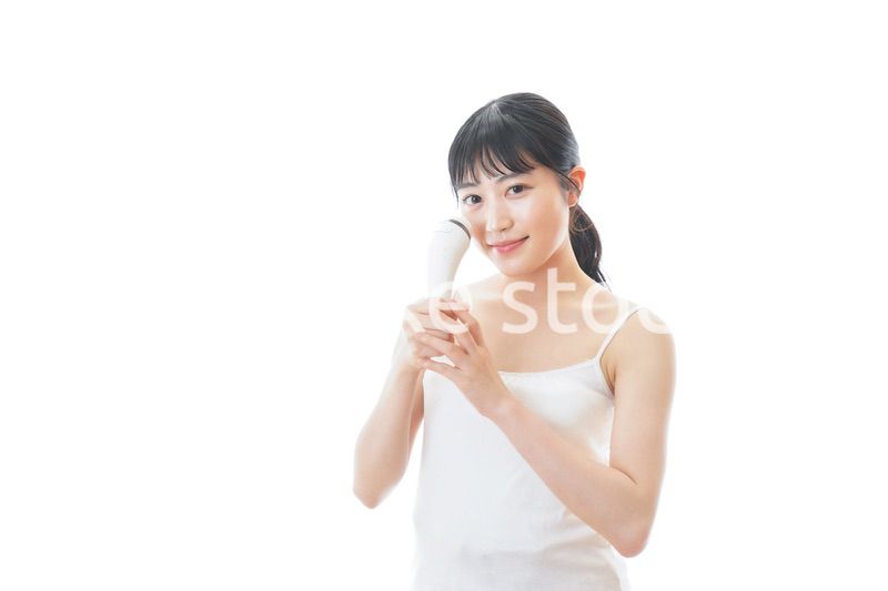 美容機器を使う若い女性