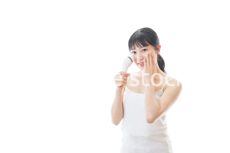 美容機器を使う若い女性