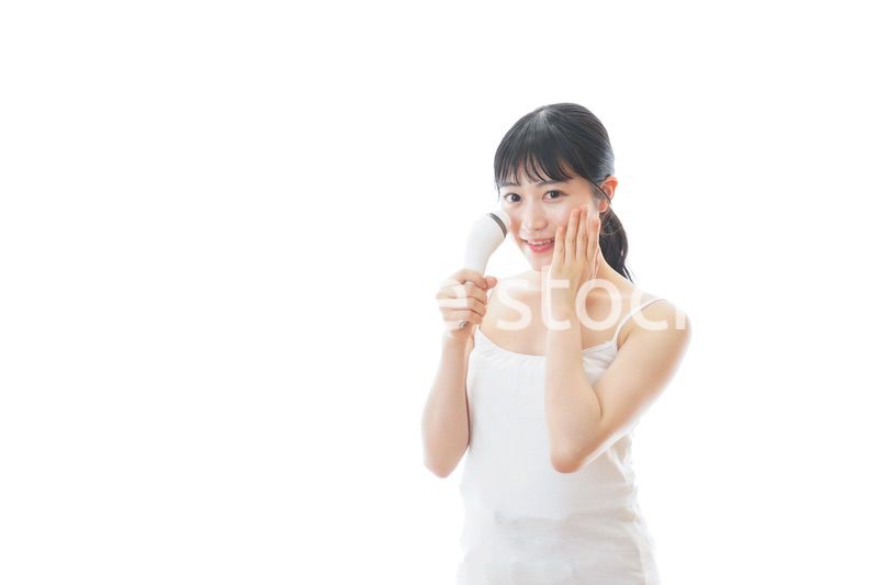 美容機器を使う若い女性