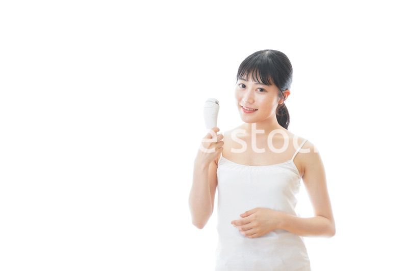 美容機器を使う若い女性