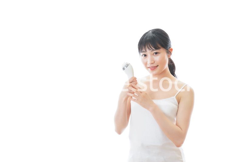 美容機器を使う若い女性