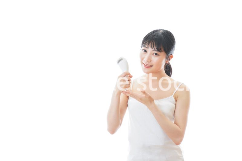 美容機器を使う若い女性