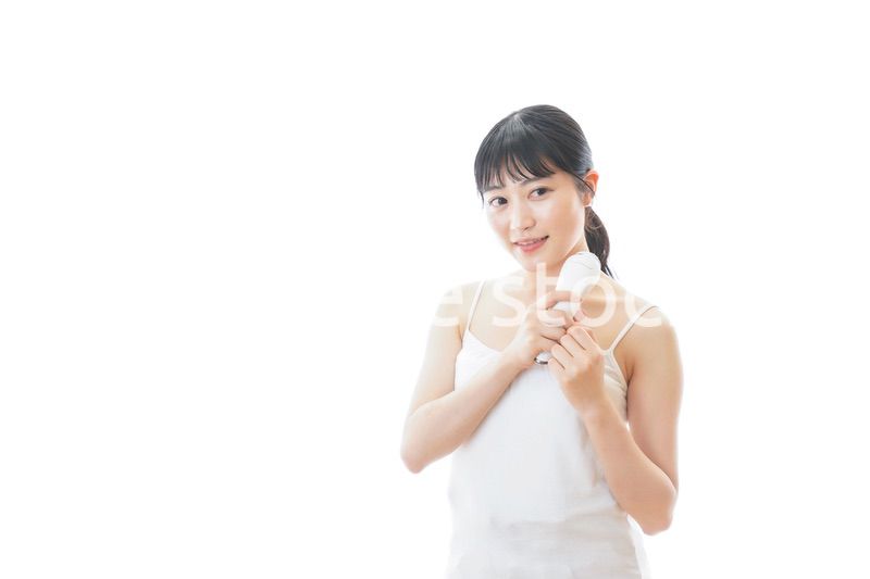 美容機器を使う若い女性