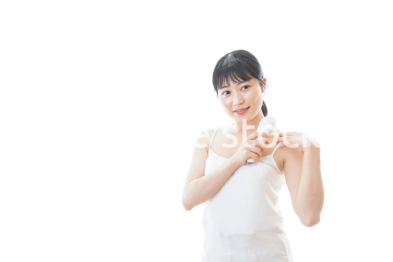 美容機器を使う若い女性