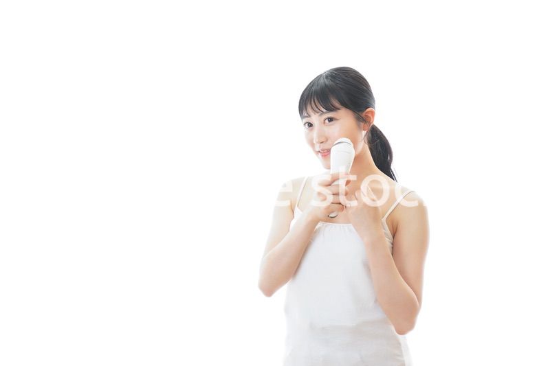 美容機器を使う若い女性