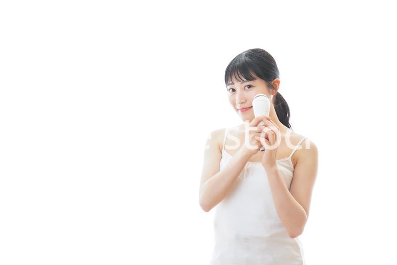 美容機器を使う若い女性