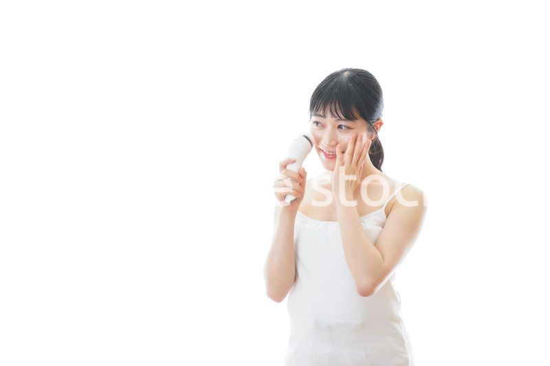 美容機器を使う若い女性