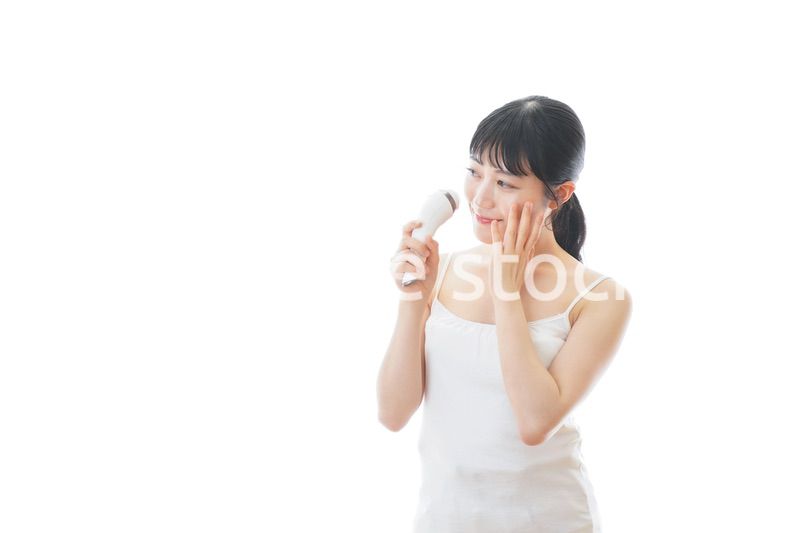 美容機器を使う若い女性