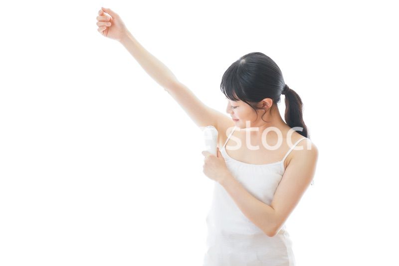 脱毛器を使う若い女性