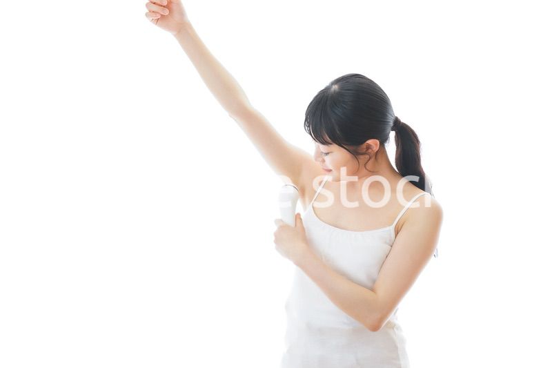 脱毛器を使う若い女性