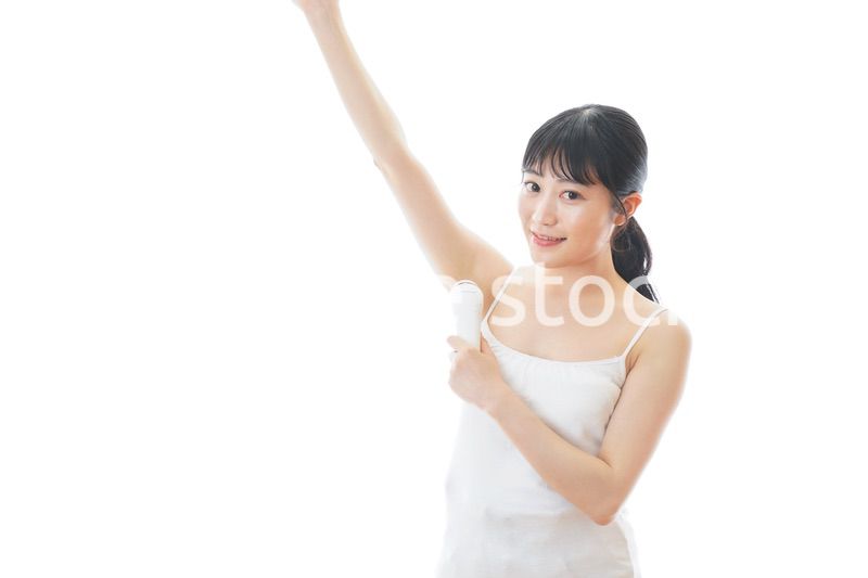 脱毛器を使う若い女性