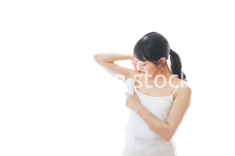 脱毛器を使う若い女性