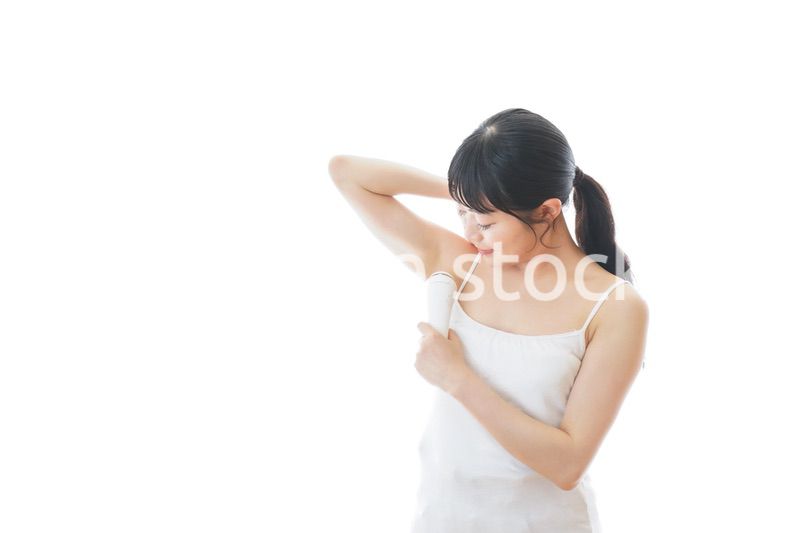 脱毛器を使う若い女性