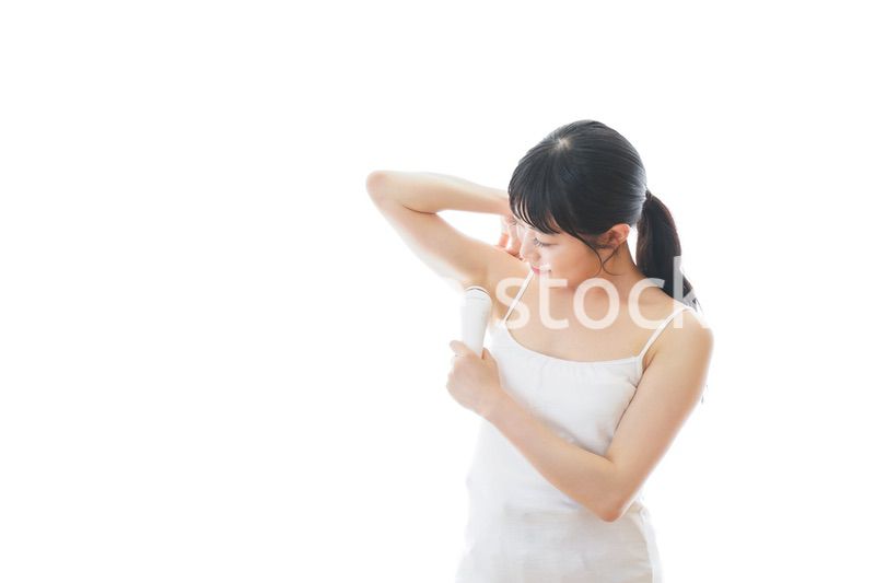 脱毛器を使う若い女性