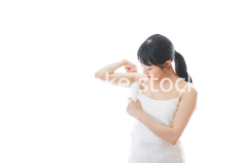 脱毛器を使う若い女性