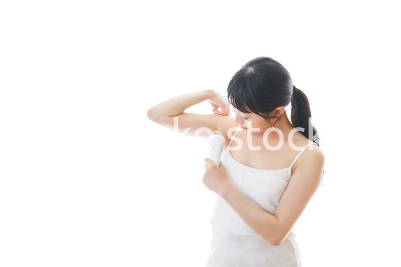 脱毛器を使う若い女性