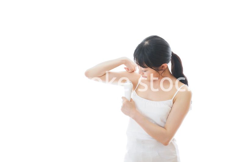 脱毛器を使う若い女性