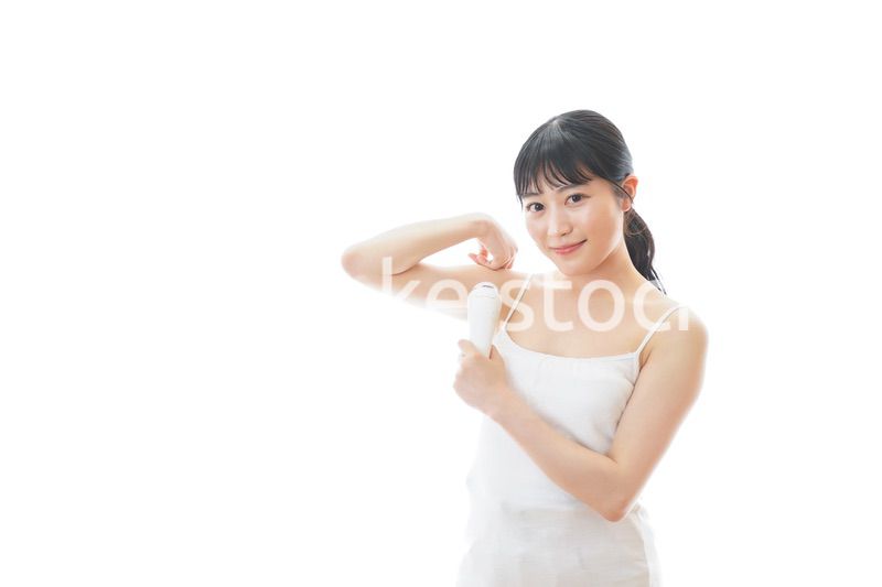 脱毛器を使う若い女性