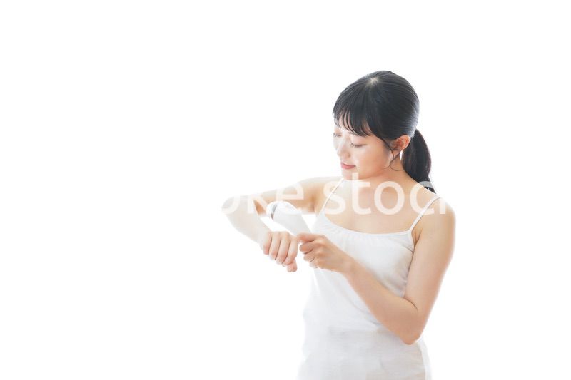 脱毛器を使う若い女性