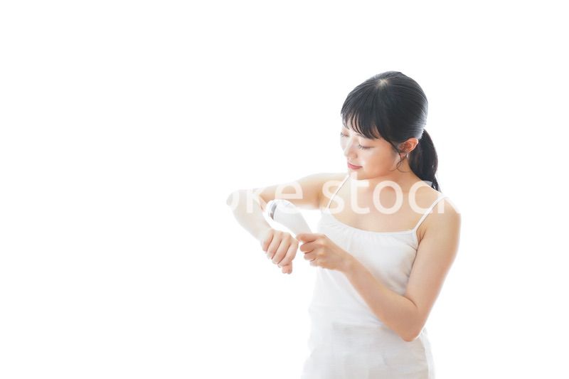 脱毛器を使う若い女性