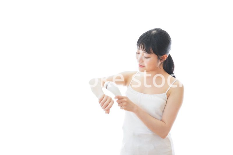 脱毛器を使う若い女性