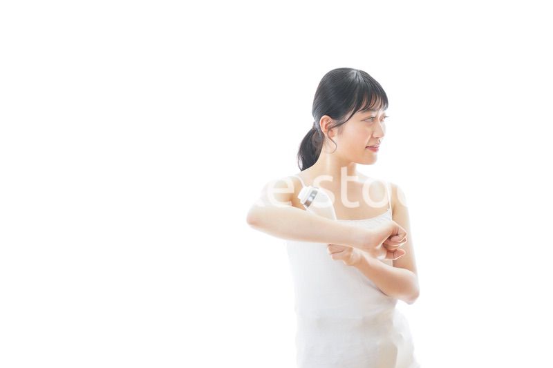 脱毛器を使う若い女性