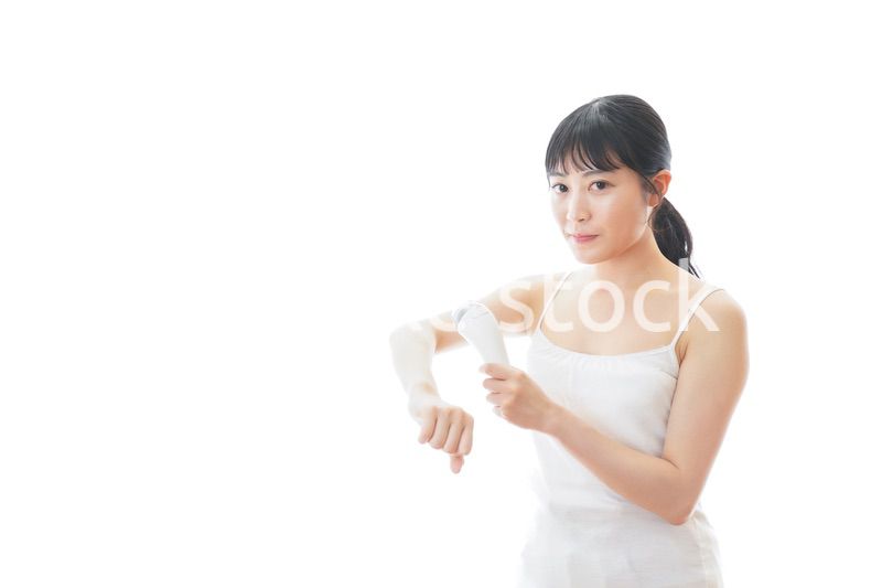 脱毛器を使う若い女性