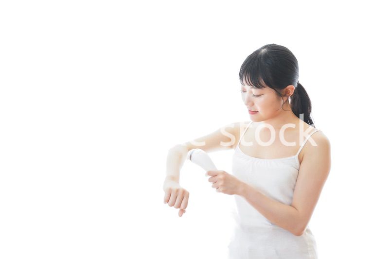 脱毛器を使う若い女性