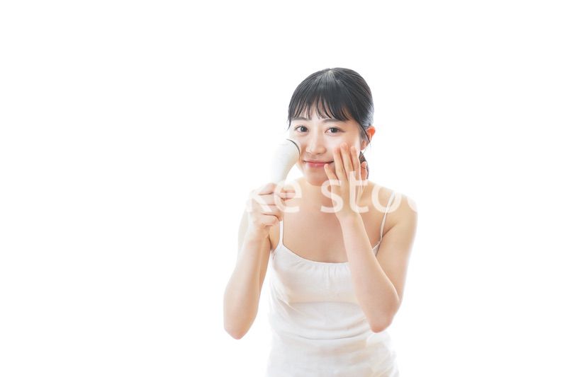 美顔器を使う若い女性