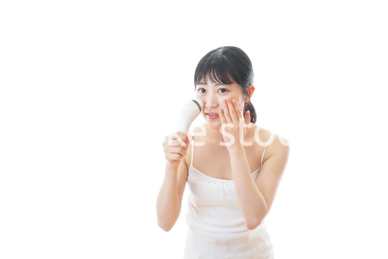 美顔器を使う若い女性