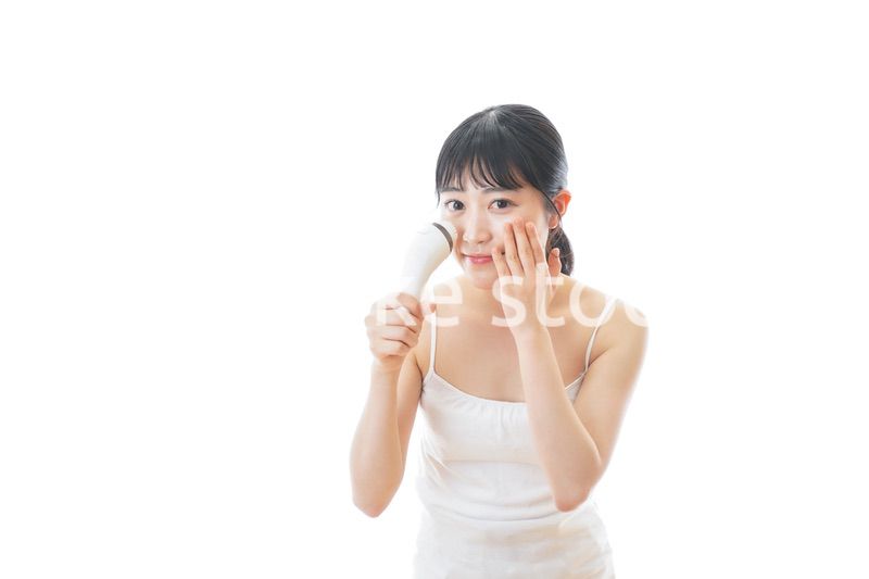 美顔器を使う若い女性