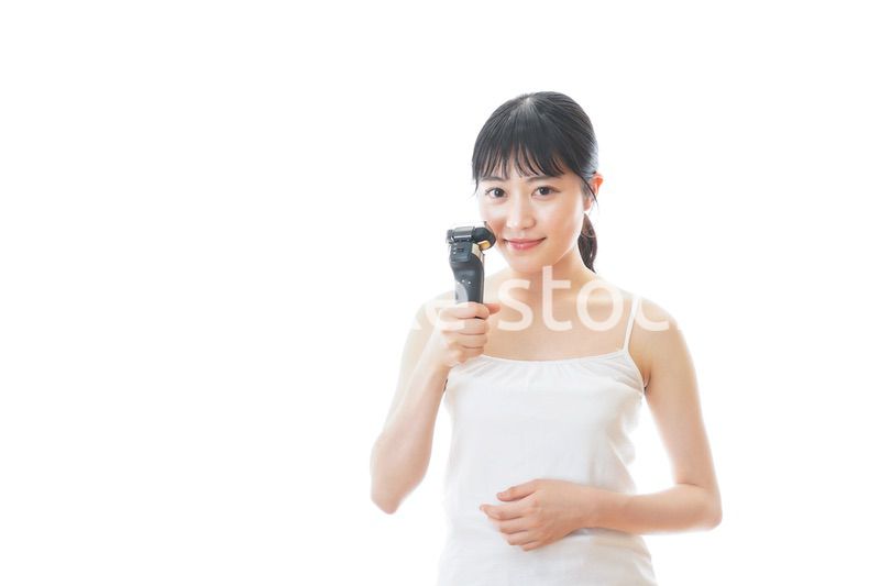 髭剃りを使う若い女性