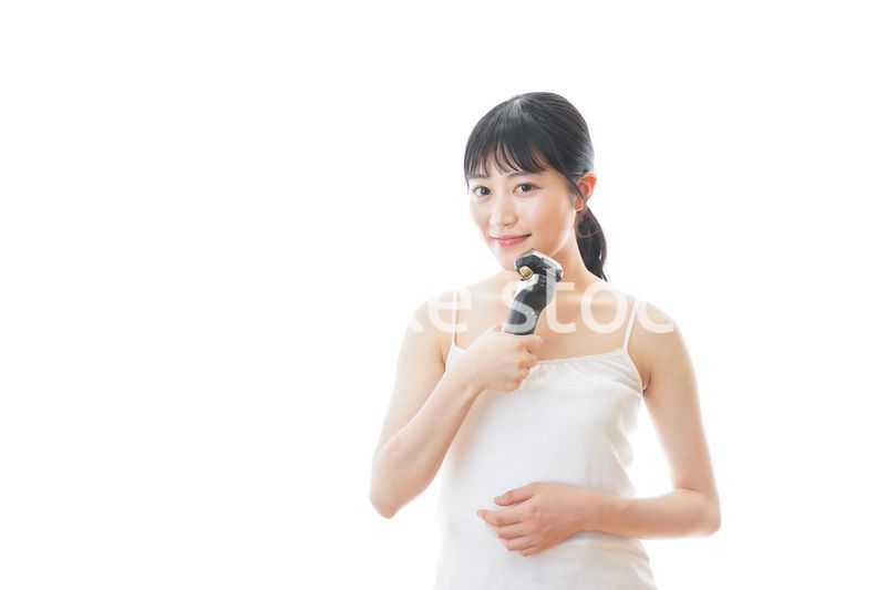 髭剃りを使う若い女性