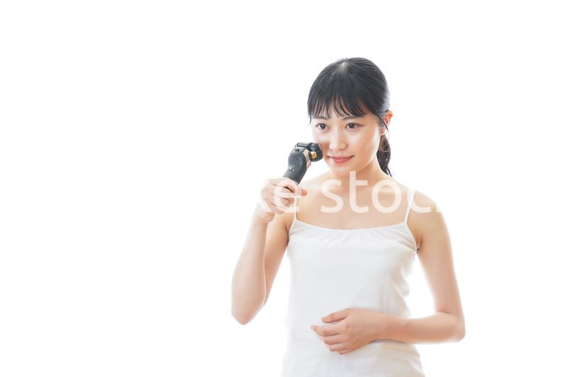 髭剃りを使う若い女性