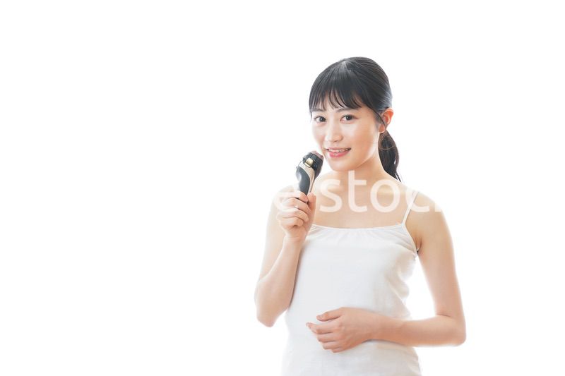 髭剃りを使う若い女性