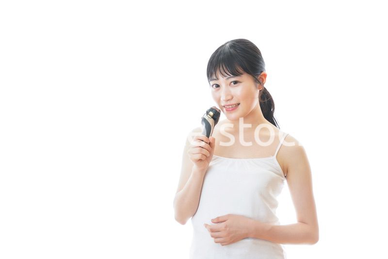 髭剃りを使う若い女性