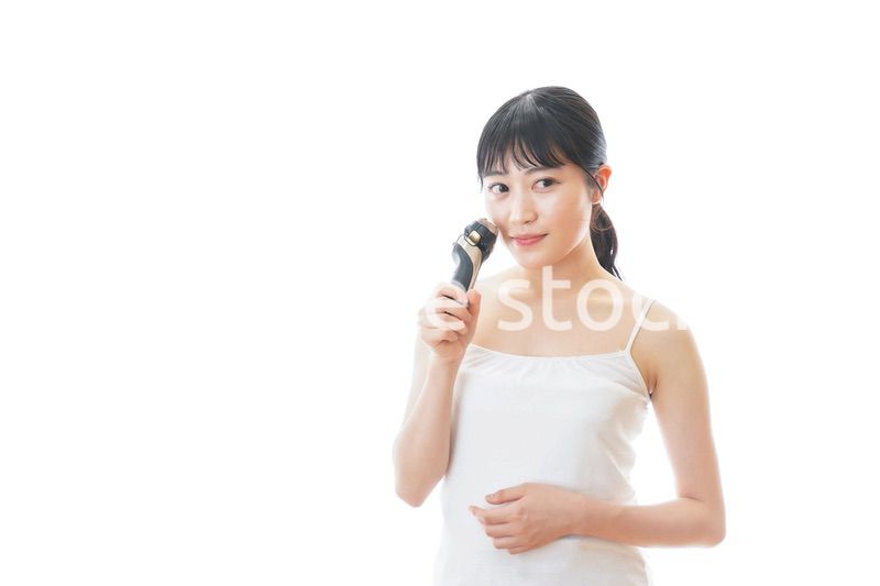 髭剃りを使う若い女性