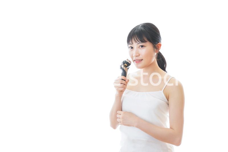 髭剃りを使う若い女性