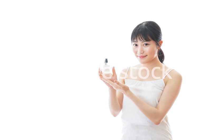 香水を使う若い女性