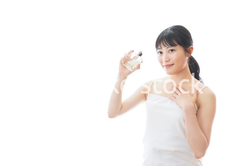 香水を使う若い女性