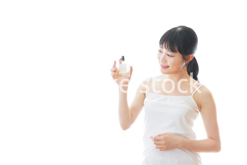 香水を使う若い女性