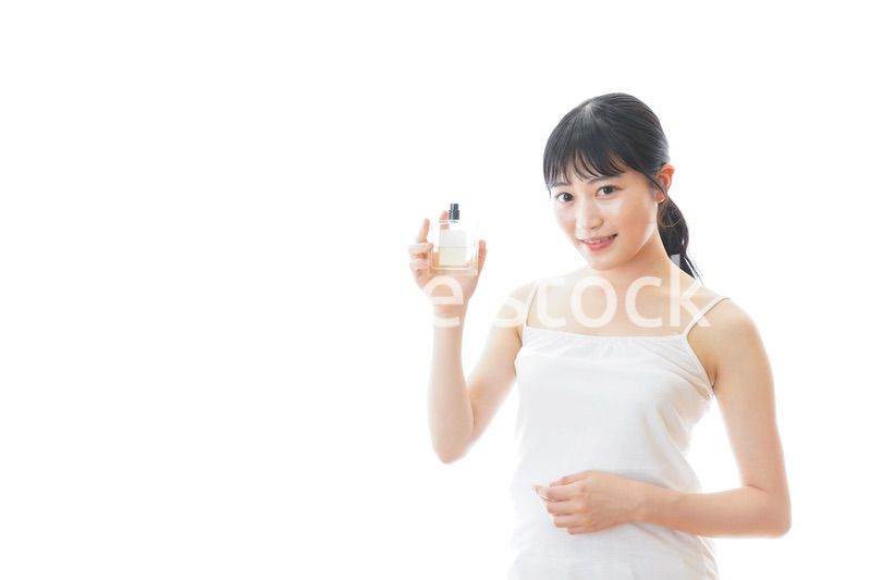 香水を使う若い女性
