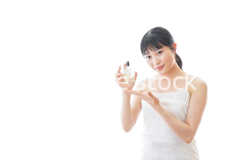 香水を使う若い女性