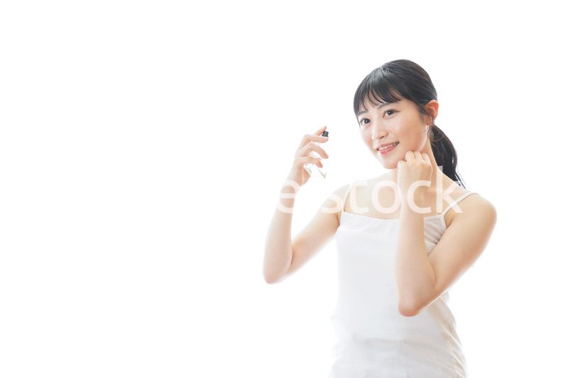 香水を使う若い女性