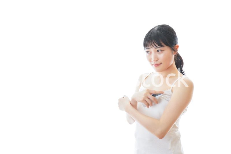 体温の計測をする若い女性