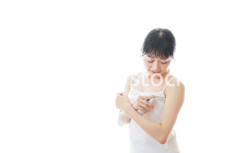 体温の計測をする若い女性