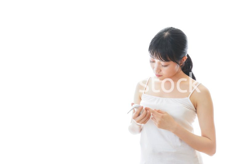 体温の計測をする若い女性
