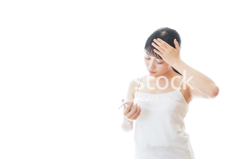 体温の計測をする若い女性