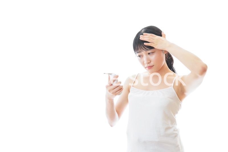 体温の計測をする若い女性