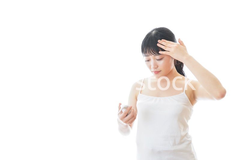 体温の計測をする若い女性